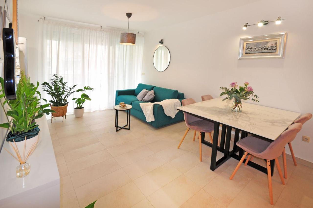 Family Apartment Noel - Omiš Exteriör bild