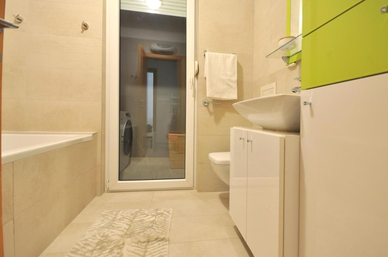Family Apartment Noel - Omiš Exteriör bild