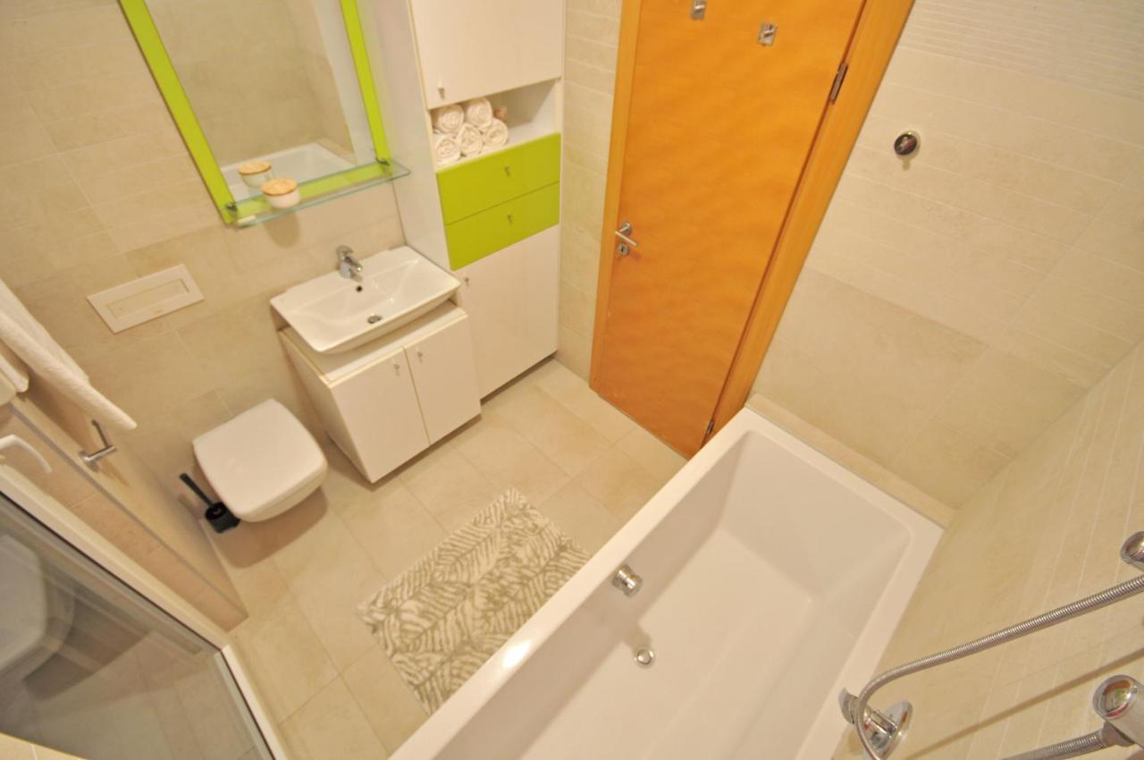 Family Apartment Noel - Omiš Exteriör bild